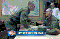勺子 打人 俄罗斯士兵 欢乐 逗比