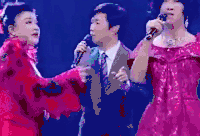 费玉清  西装 美女 唱歌