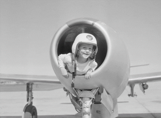 黑白照片 女孩 喷气式飞机 彩色 PS处理