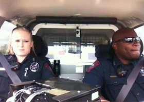 警察 黑人 墨镜 听歌