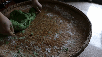 菜叶 面团 绿粘豆包 蒸帘