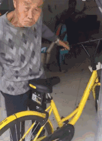 老人 拍一下 推车 光头了
