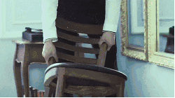 CAN'T&STOP CNBLUE MV 唯美画面 椅子 玻璃 碎玻璃 郑容和 砸碎玻璃