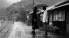 黑白 拥抱 打伞 下雨