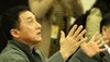 成龙 伸手 抬头 侧面