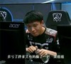 帅哥 低头 矿泉水 黑色
