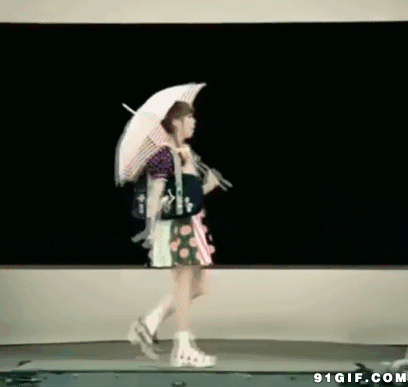美眉 在跑步机上 打着伞 蹦跳 走路
