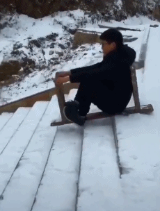白雪  台阶 打滑 板凳