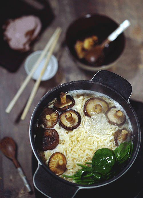 面条 香菇 清菜 热气腾腾 筷子 勺子 美味