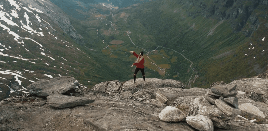 北欧 山脉 峡谷 开心 挪威 旅行的意义-挪威之旅 游客 跳舞 风景