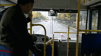 公交车 马路 行驶 司机
