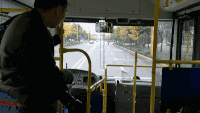 公交车 马路 行驶 司机