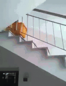 楼梯 小男孩 塑料箱 危险