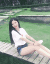 美女 木桥 草地 长头发