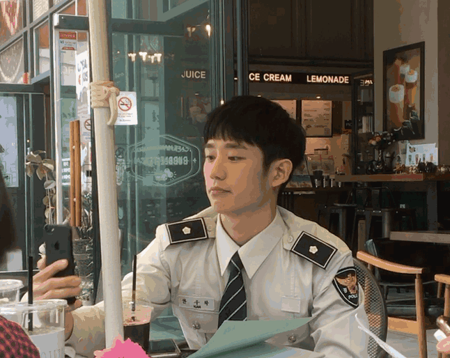 韩国演员 帅哥 手机  制服