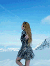 美女 背影 雪地 跳起来