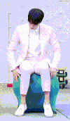 帅男 粉西装 呆坐 长腿
