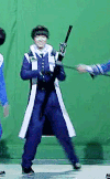 TFBOYS 王俊凯 拔剑 拍照 可爱 调皮