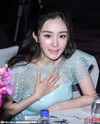 美女 节目 露胸 尴尬