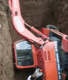 挖掘机  土坑  翻车  围观