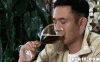 帅哥 喝酒 酒杯 表情