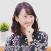 女孩 短发 眼神 比划