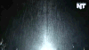下雨 灯光 女人 淋雨