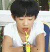 明星爱豆 易烊千玺 逗比 tfboys 可爱 喝饮料 小时候 萌萌哒