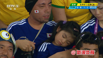 足球 日本 球迷 小球迷 小姑娘 睡觉