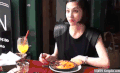 美女 吃饭 手捂 妩媚 秀发 女神