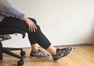伸腿 运动鞋 地板 椅子