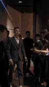 黄景瑜 西装 记者 走路