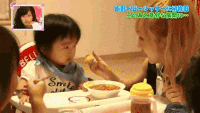 萌娃 喂饭 闭眼睛 捂嘴