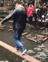 逗比男 独木桥 落水 搞笑