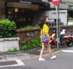 美女 大长腿 走路 撩头发
