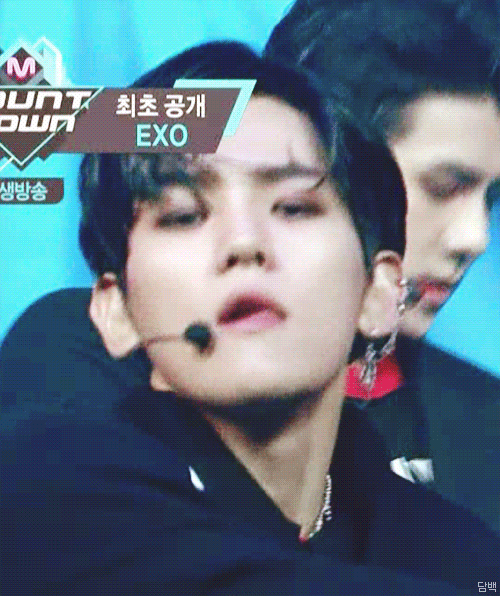 EXO 邊伯賢 吐舌頭 耍帥
