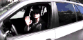 男子 开车 摆手 再见