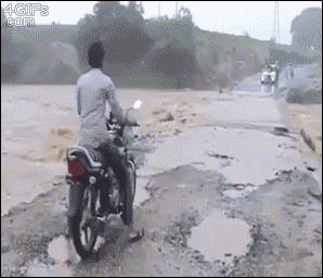摩托车  洪水 掉 冲走