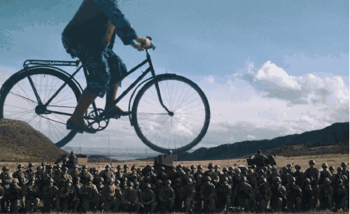 Coldplay MV UpUp 创意 战火 自行车