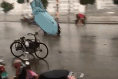 自行车 雨伞 超车 搞笑