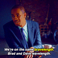 男人 光头 西装革履 讲话