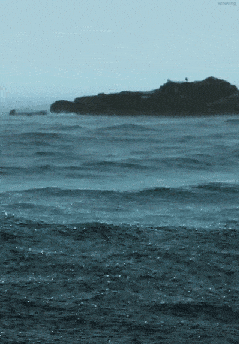 小岛 海面 波浪 下雨