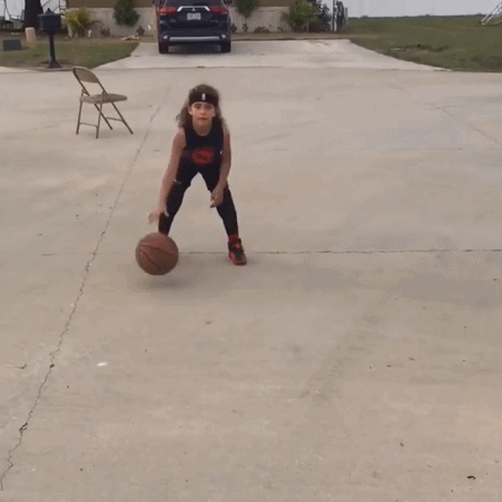 女孩 打篮球 胯下运球 技术
