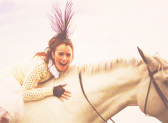 莉莉柯林斯 骑马  女神 靓丽 性感