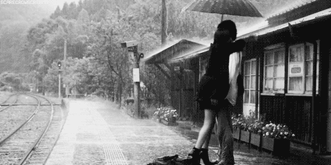 情侣 拥抱 下雨