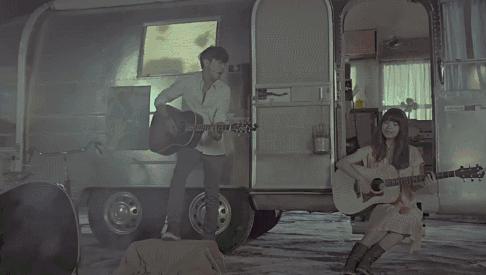 CNBLUE MV 傻瓜 吉他 唯美画面 弹吉他 房车 男女对唱 郑容和 音乐录影带 Juniel 野外弹琴 男女对弹