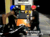 摩托车 加油 生气 劝阻