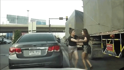 公路 女人 打斗 汽车