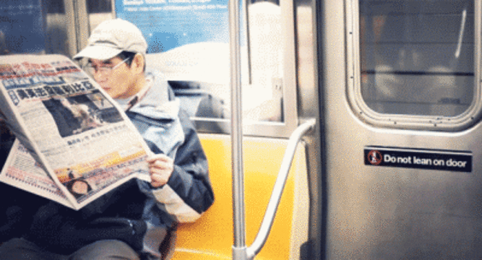 帽子 看报纸 动态 地铁