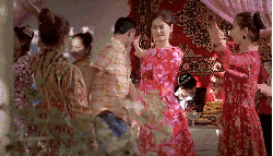 新疆姑娘 民族 电影 笑 美女 跳舞 钱在路上跑 维吾尔族